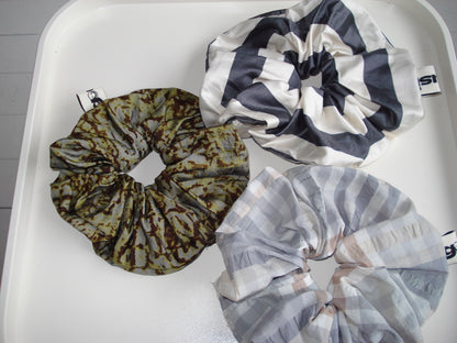 GREY STRIPED SCRUNCHIE