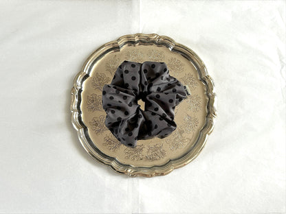 POLKA DOT SCRUNCHIE GREY